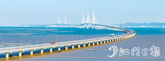 黄茅海跨海通道如同一条巨龙横跨黄茅海，将台山与周边地区紧密相连。