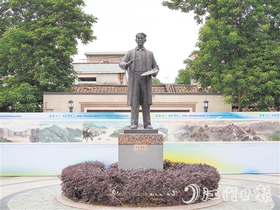 在雅瑶镇陈山村铁夫文化广场，铁夫铜像生动展现“中国油画第一人”的风采。