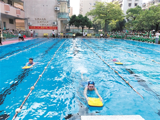 沙坪街道第三小学为学生搭建校内展示平台，每年定期举行校园游泳比赛，以检验学习成果、展示游泳技能。