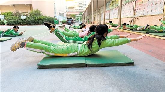 沙坪街道第三小学组建游泳队，为学生打造提升游泳技能的平台。图为游泳队学生正在进行柔韧性和协调性训练。