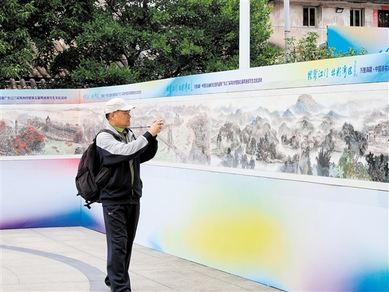 市民正在欣赏“大美江门”主题百米写生国画长卷。 市民正在欣赏“大美江门”主题百米写生国画长卷。