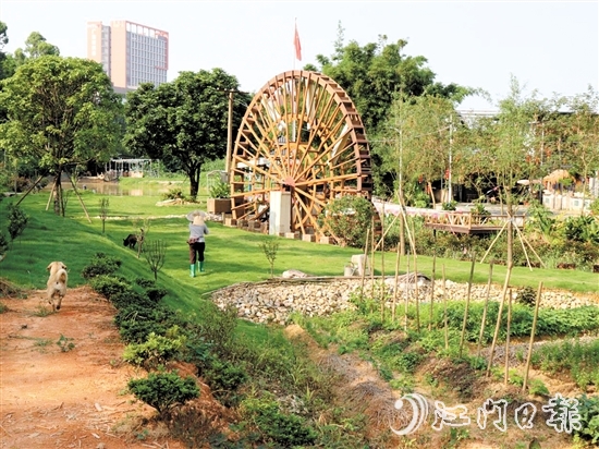 小官田村发动社会力量投资500多万元打造“绿美吉村”项目，建设了传统农耕水轮车、美丽稻田等景观。