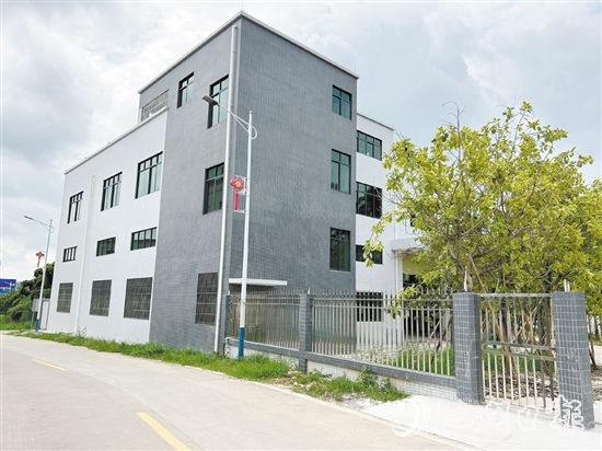 下洞村将破旧粉厂改建成标准厂房，吸引企业进驻。