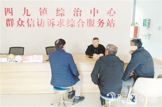 李彦文接待来访群众。