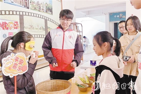 在趣味游戏的“味蕾大作战”环节，大小朋友们蒙住眼睛品尝“五味”。