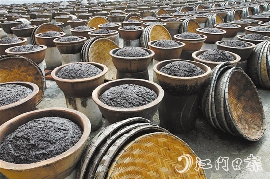 鹤山市东古调味食品有限公司坚持百年古法酿造工艺,打造百年“老字号”企业。 鹤山市东古调味食品有限公司坚持百年古法酿造工艺,打造百年“老字号”企业。