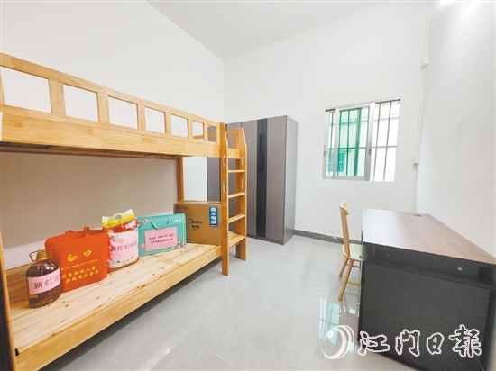 团鹤山市委实施“筑梦小屋”项目,对共和镇铁岗村小吕姐弟的房间进行改造,为他们提供良好的学习和生活环境。 团鹤山市委实施“筑梦小屋”项目,对共和镇铁岗村小吕姐弟的房间进行改造,为他们提供良好的学习和生活环境。