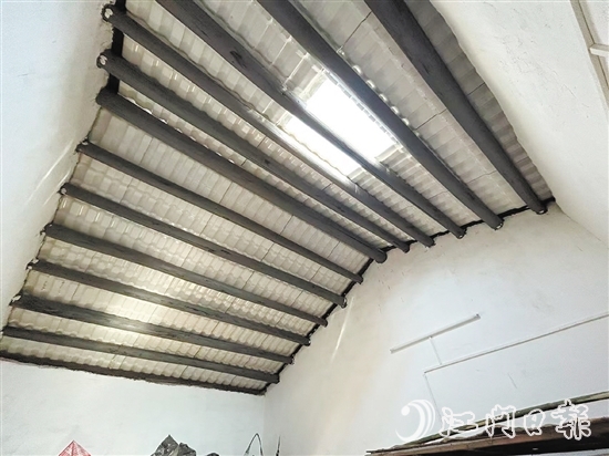 经过修缮,罗婆婆一家原本残旧破败的土瓦房顶变成了新型阳光板屋顶。 经过修缮,罗婆婆一家原本残旧破败的土瓦房顶变成了新型阳光板屋顶。