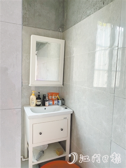 鹤山市链接爱心企业为温阿姨一家购置了新的家具和卫浴用具等,改善他们的居住条件。 鹤山市链接爱心企业为温阿姨一家购置了新的家具和卫浴用具等,改善他们的居住条件。