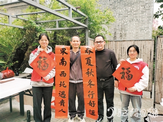 群众拿到挥春后脸上洋溢着幸福的笑容。