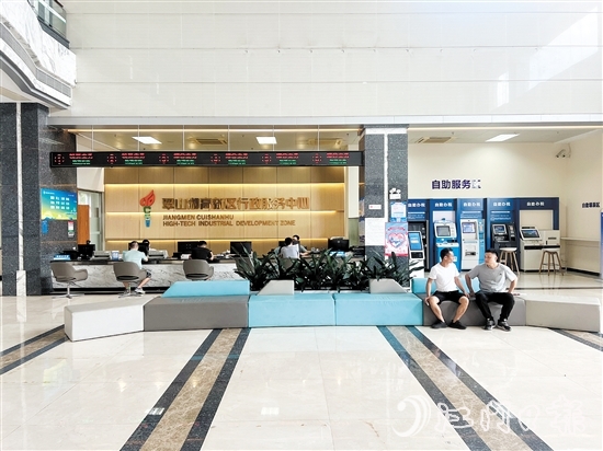 翠山湖高新区大力提升行政审批效率，建立健全审批与服务机构，积极承接关键管理权限，大幅精简程序、缩短时限。