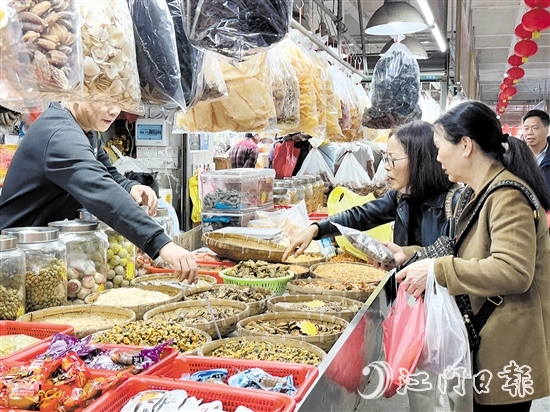 近期，都斛海鲜街迎来了一波又一波游客，他们从大湾区各地慕名而来，品尝这里的海鲜美食，体验海滨城市的独特魅力。