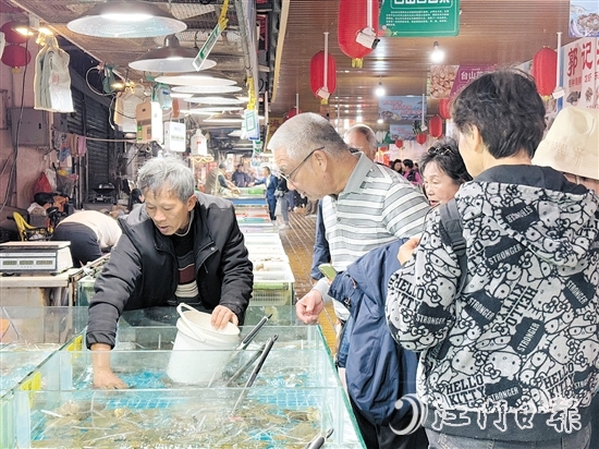 都斛海鲜街作为台山旅游的一张亮丽名片，成为大批游客的首选之地。