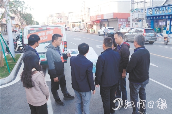大江镇人大代表到公益圩人民路听取镇政府有关部门介绍工程进度。