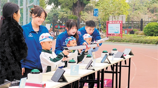 平山小学现代五项中，射击项目成为全场焦点。