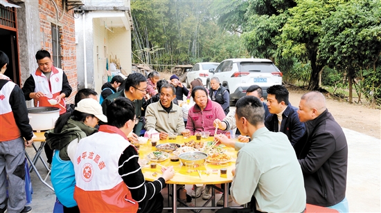 大家在席间相互传递着新春祝福。