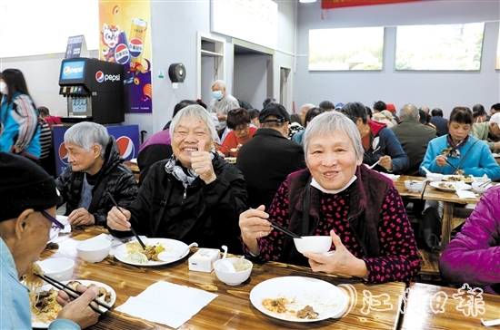 在活动主会场，长者一边吃着自助餐，一边为活动点赞。