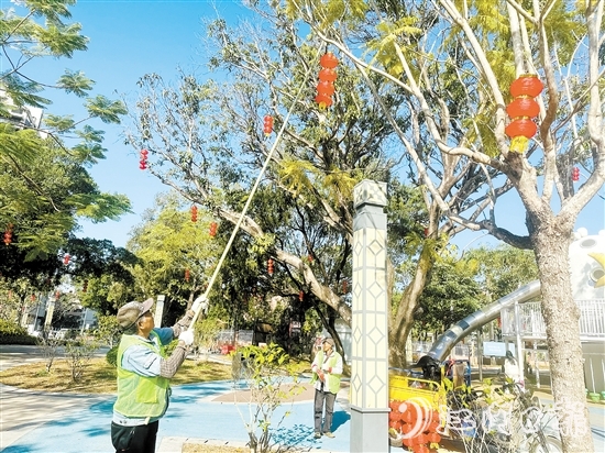 工作人员在开平市各大公园悬挂灯笼，喜迎新春。