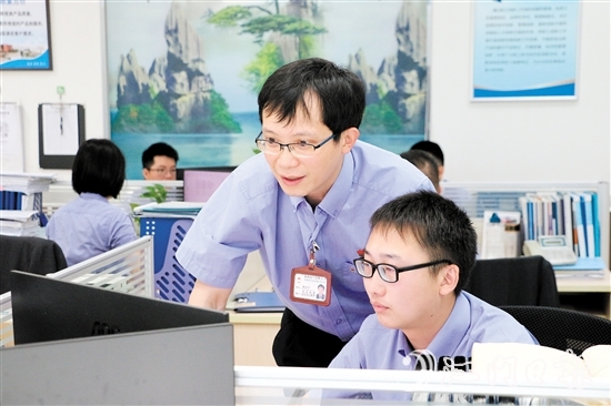 梁庆宁（站立者）2002年入职海鸿电气以来，不断学习变压器的前沿技术，牵头组织开展科技攻关。