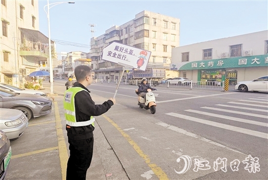 大江镇党员干部组成交通安全劝导员服务队，引导群众牢固树立安全文明出行意识。