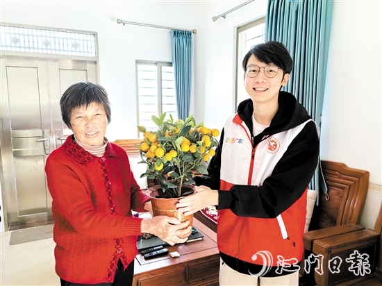 赤溪镇开展新春暖“流”活动，为流动党员家庭送上新春祝福。