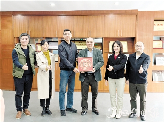 鹤山市总工会向世运电路等重点企业赠送“福”字画。