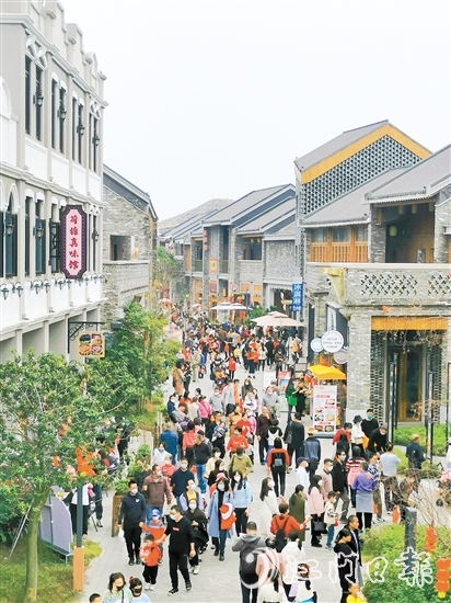 去年春节，不少市民、游客来到江门古劳水乡旅游区游玩，感受水乡魅力。