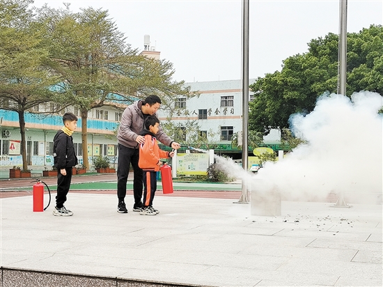 学生们积极参与互动，亲身体验灭火器的使用。