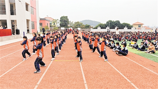 活动中，学生们神采奕奕、动作有力、整齐划一。