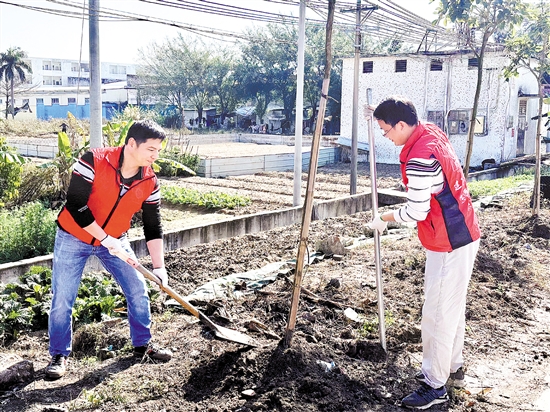 吕俊杰参加植树活动。