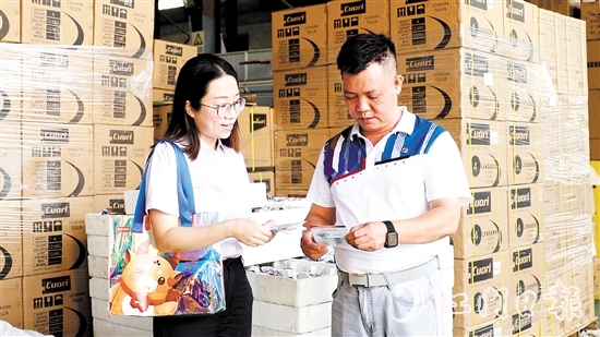 江门农商银行客户经理走访农户。 江门农商银行客户经理走访农户。