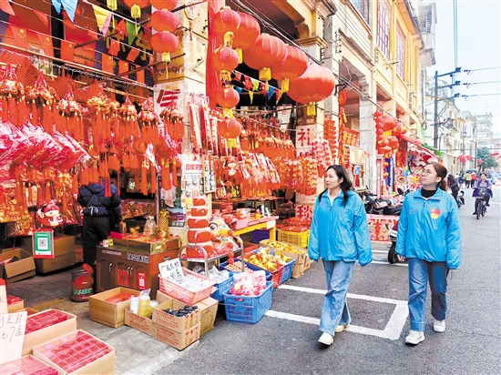 江门发动党员干部服务保障好重点文旅场所及文旅活动。图为蓬江区白沙街道党员干部在长堤历史文化街区巡逻。