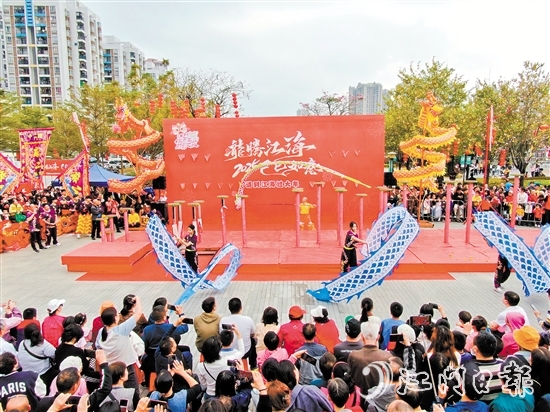 春节假期，市民游客在看舞龙表演，大饱眼福。