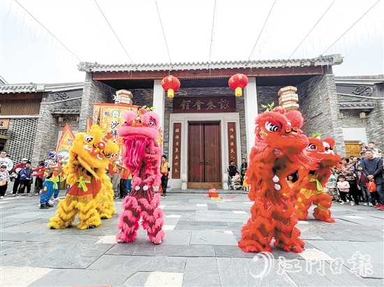 在江门古劳水乡旅游区，来自沙坪二小的可爱“小醒狮”为市民游客带来精彩表演。