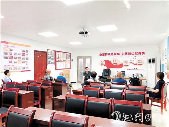 在“家庭调和会”上，罗雪峰耐心倾听双方的诉求。