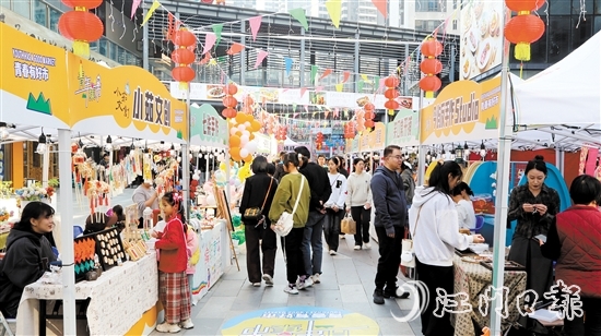 “青年集市”上，青春洋溢、人来人往。