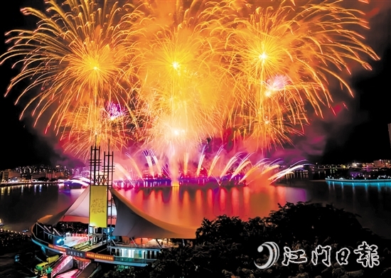 1月29日（农历大年初一）晚上，“嘉士利”2025年春节烟花飞碟航空器汇演在三埠街道潭江河道（世纪之舟前）精彩绽放。