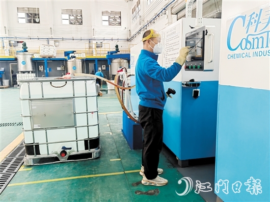 在台山市科美化学工业有限公司生产车间内，工人轻点电子屏幕，企业自主研发的表面剂自动化生产设备马上启动。