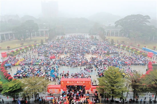 昨日8时前，参加活动的市民齐聚东湖广场。司徒俊杰