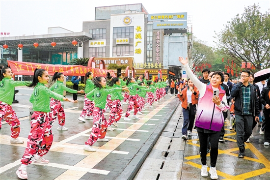 江门市少儿拉丁舞团近30名小演员现场进行拉丁舞串烧表演。刘淑君