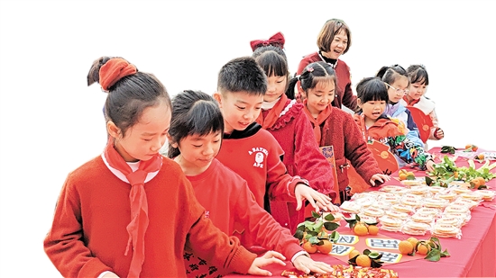 鹤山市源林初心小学的学生们走进“初心广场”，参加开学迎新活动。