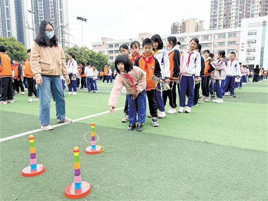 共和镇中心小学举办新春游园活动。