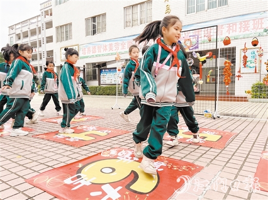 恩平市年乐学校学生一起做游戏，期待校园新生活。