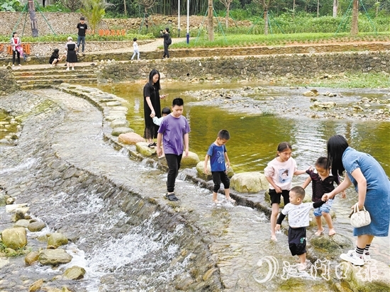 那西村十里河滩石谷景点吸引不少游客前来戏水游玩。