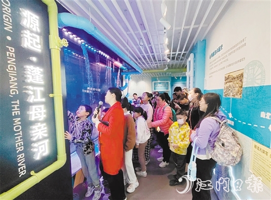 参与者深入了解本地治水历程以及水系情况。 参与者深入了解本地治水历程以及水系情况。