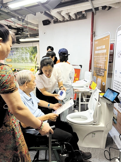 汉宇集团的水疗马桶兼具健康舒适等特点，深受老年人欢迎。汉宇集团供图