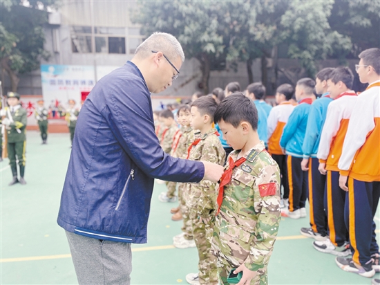 学校为在国防教育中表现突出的学生颁发徽章。