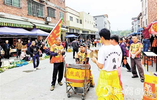 主办方专门请了舞狮队，动感的锣鼓声和精彩的舞狮表演瞬间将现场气氛点燃。