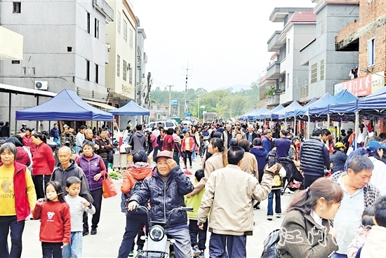 “那吉牛肉圩市”吸引众多市民游客前来。