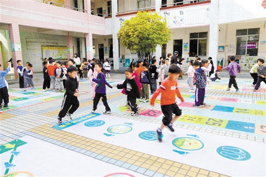 春华小学因地制宜拓展和开发活动空间，让小课间变身